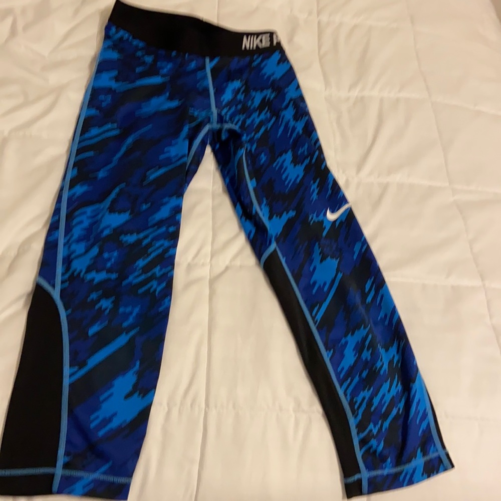 Women’s small Capri Nike pros